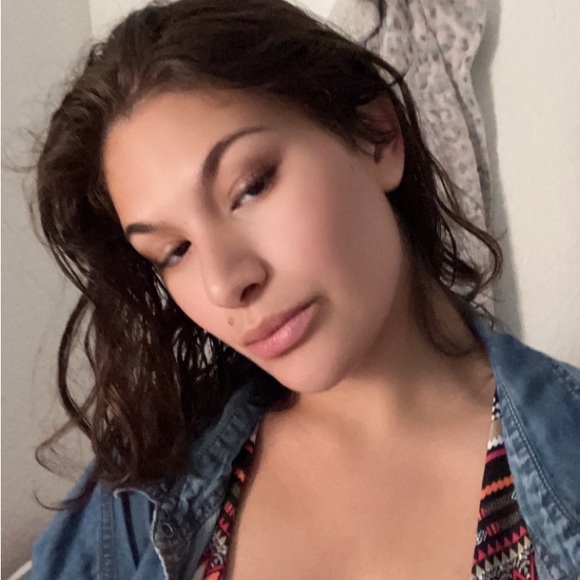 Profile Picture of Stephanie Frolick (@stephanie18161) on Poshmark