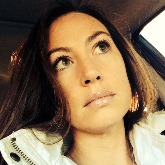 Profile Picture of Rheanon Hinnenkamp (@whereisrheanon) on Poshmark