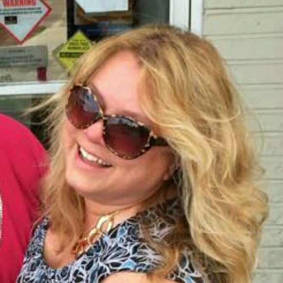 Profile Picture of Andrea Bielefeldt (@abielefeldt1970) on Poshmark