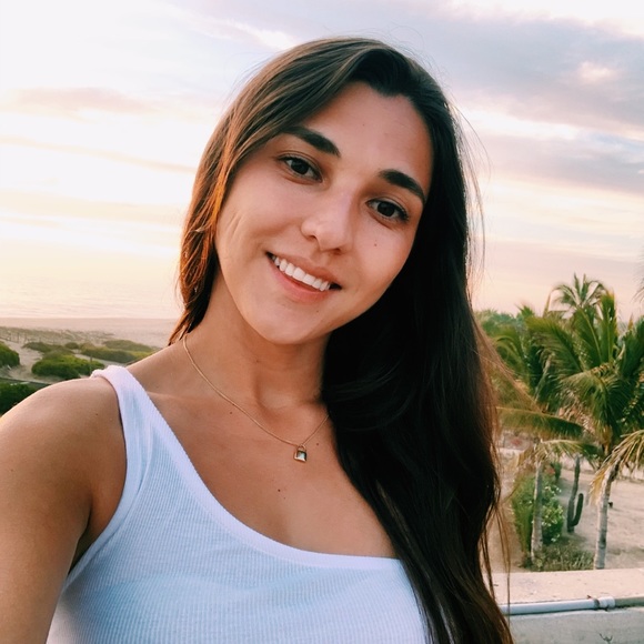 Profile Picture of Rachel Lucaci (@rachellucaci) on Poshmark