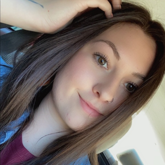 Profile Picture of Dani Paradis (@dlparadis12) on Poshmark