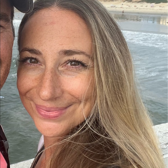 Profile Picture of Daniela Filippone (@danielaf222) on Poshmark