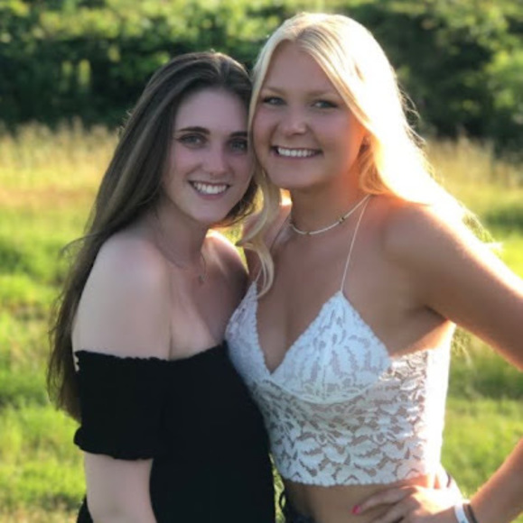 Profile Picture of Claire Blass (@claireblass98) on Poshmark