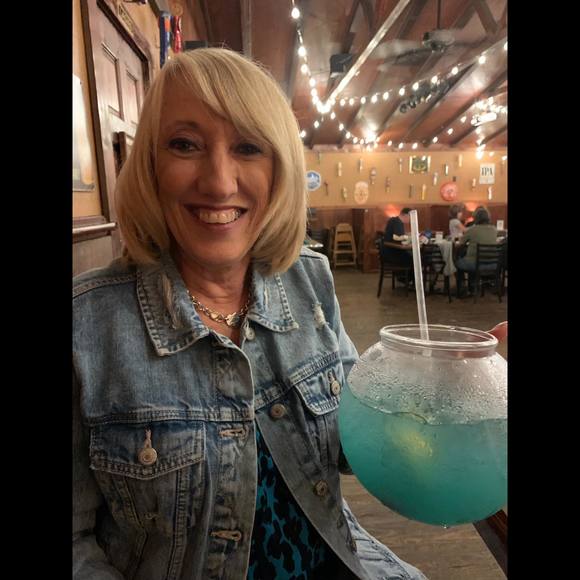 Profile Picture of Sharon Faux kuntz (@sharon86) on Poshmark