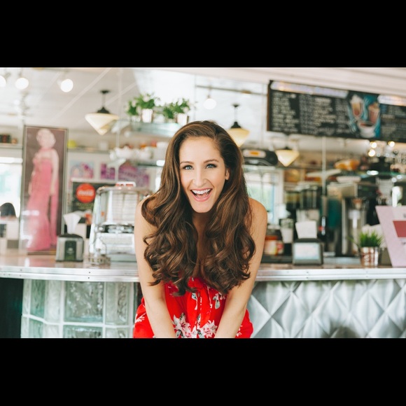 Profile Picture of Jen Vanderzalm (@jvanderzalm) on Poshmark