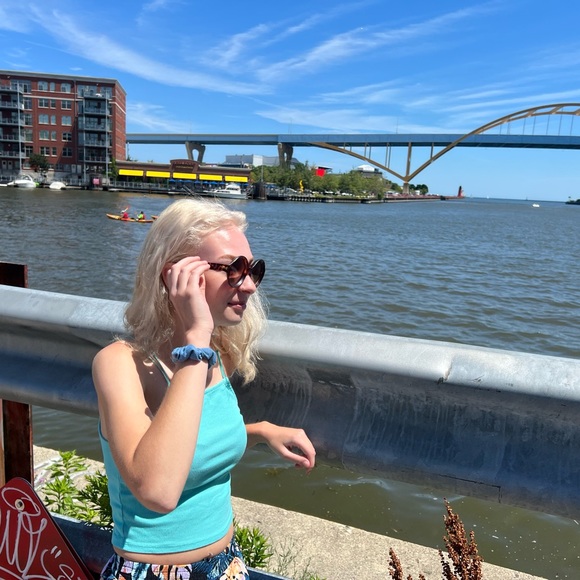 Profile Picture of Olivia Brandts (@oliviabrandts) on Poshmark