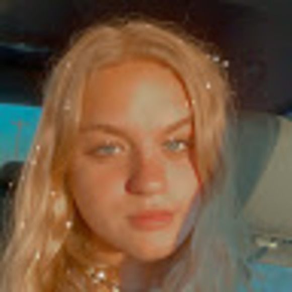 Profile Picture of Sydney Speigner (@sydneyespeigner) on Poshmark