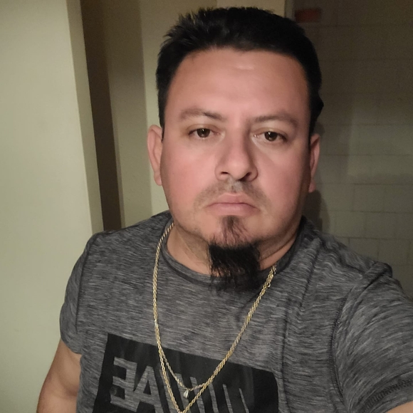 Profile Picture of Alexander Escalante (@alexanderesc376) on Poshmark