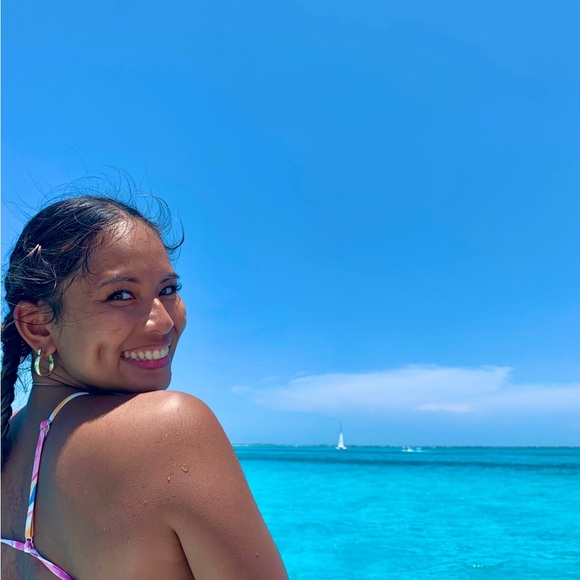 Profile Picture of Julia Correa (@julesc2110) on Poshmark