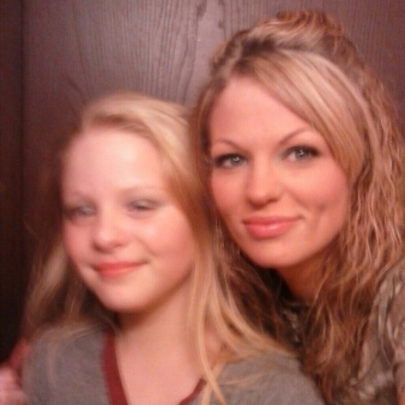 Profile Picture of Amanda Moussette (@amandamoose1) on Poshmark