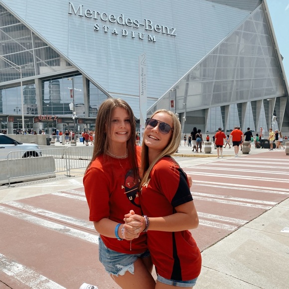 Profile Picture of Bailey Bobar (@baikey14) on Poshmark