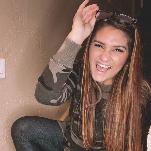 Profile Picture of Cassie Janiszewski (@casss21) on Poshmark