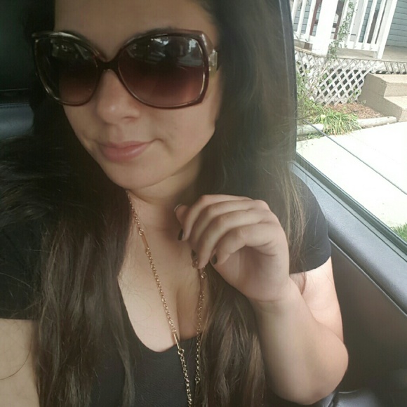 Profile Picture of Jonelle Freestone (@jonellelynn) on Poshmark