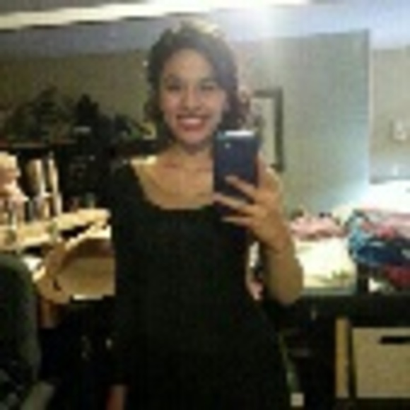 Profile Picture of Elizabeth Cisneroz (@ecisneroz2002) on Poshmark