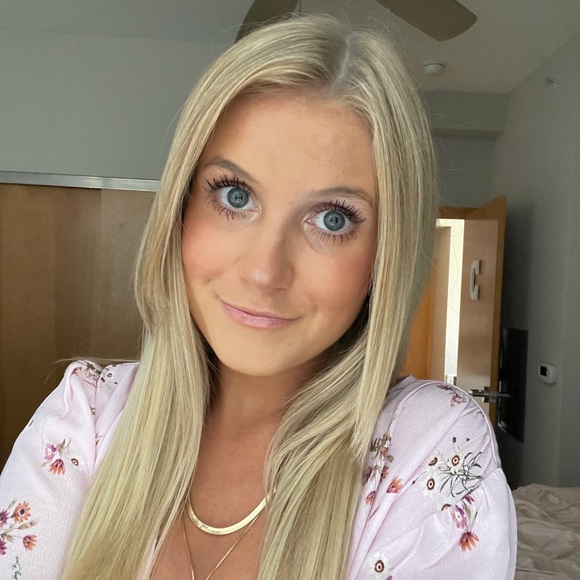 Profile Picture of Caroline Brown (@caroliine_brown) on Poshmark