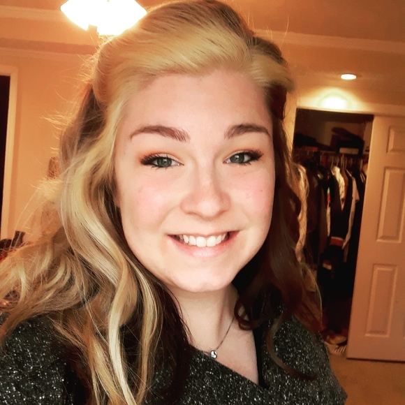 Profile Picture of Christina Kilgore (@christinakilgor) on Poshmark