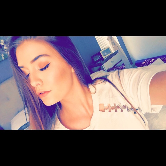 Profile Picture of Hannah Elaine (@hannahelainetx) on Poshmark