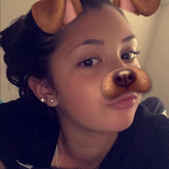 Profile Picture of Olivia Mateo (@livvmateoo) on Poshmark