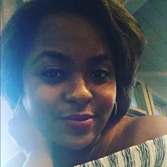 Profile Picture of Laura Flowers (@laflowers22) on Poshmark
