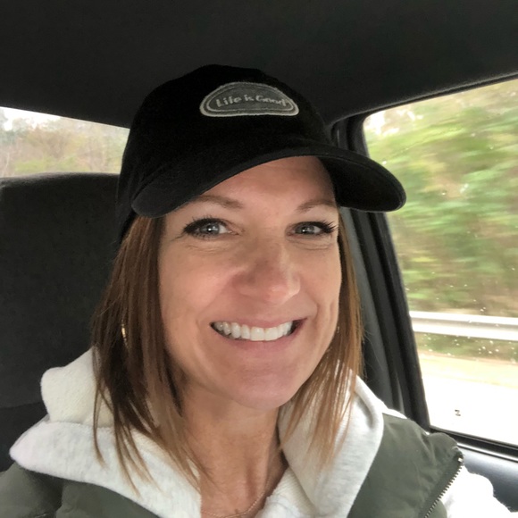 Profile Picture of Holly Giles (@hgiles05) on Poshmark