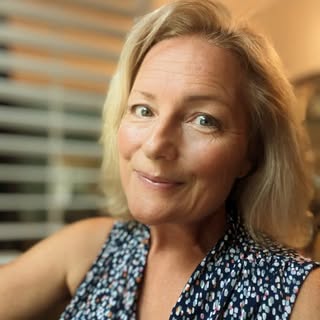 Profile Picture of Lisa Joniak Athearn (@lisaathearn) on Instagram