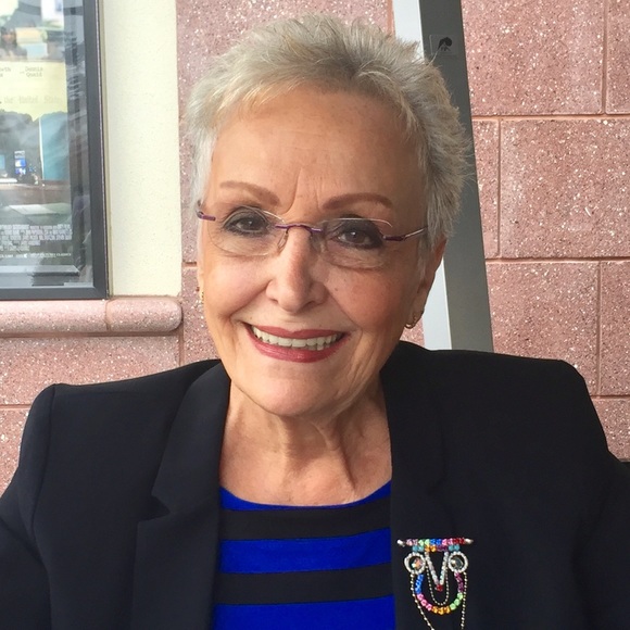 Profile Picture of Janet Mione (@fourtwo12) on Poshmark