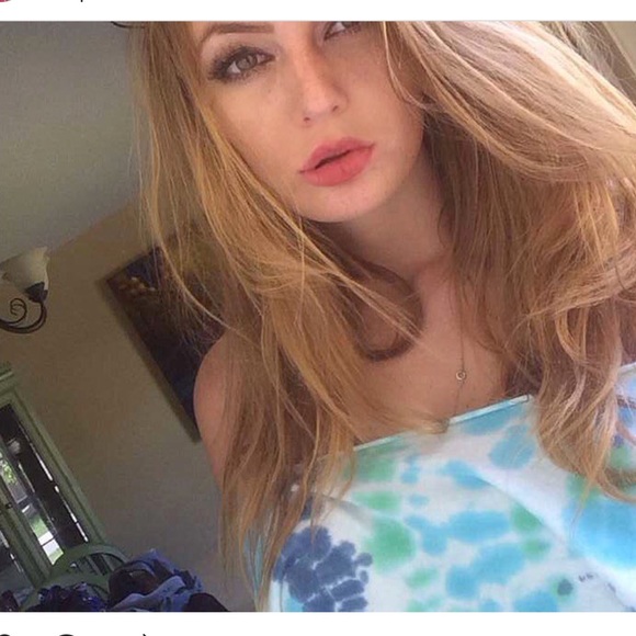 Profile Picture of Danielle Osgood (@danielleosg) on Poshmark