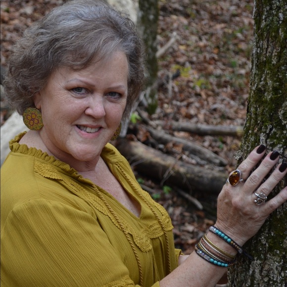 Profile Picture of Shari Schmidt (@sharilee60) on Poshmark