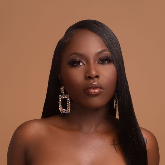 Profile Picture of Aaliyah Thompson (@shesoa1) on Poshmark