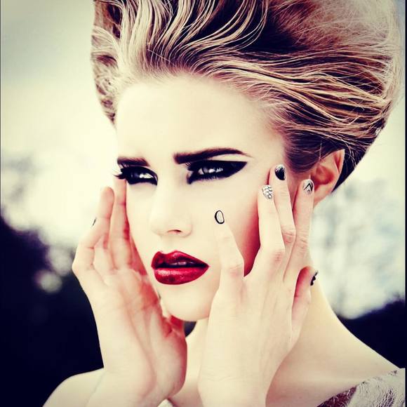 Profile Picture of Sweet mix Sweet mix cosmetics (@amakeupcompany) on Poshmark