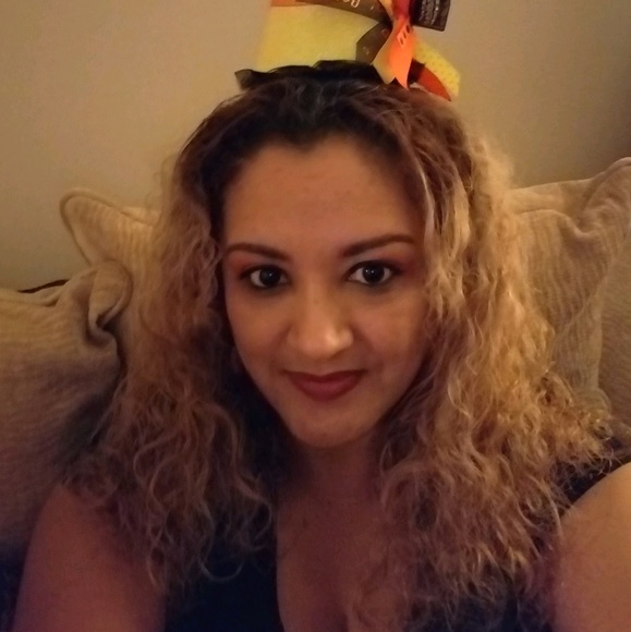 Profile Picture of Elizabeth Castro (@lizzic38) on Poshmark