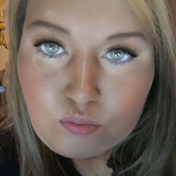 Profile Picture of Kimberly Newton (@bailynn2) on Poshmark