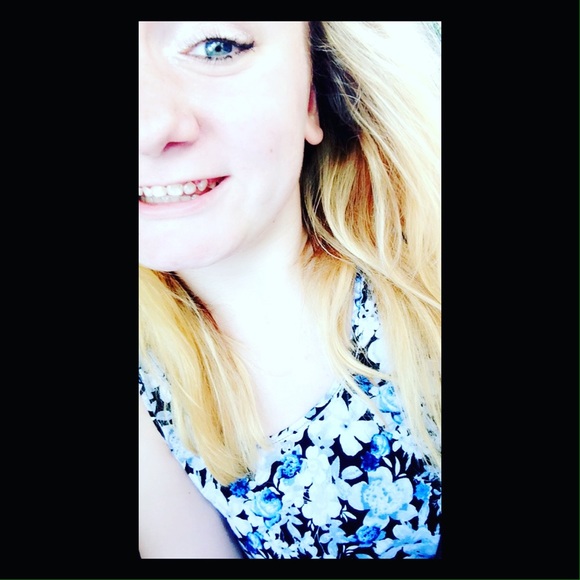 Profile Picture of Danielle Steer (@daniellelynne33) on Poshmark