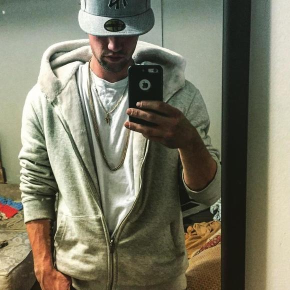 Profile Picture of Taylor Bixby (@t_b1xx) on Poshmark