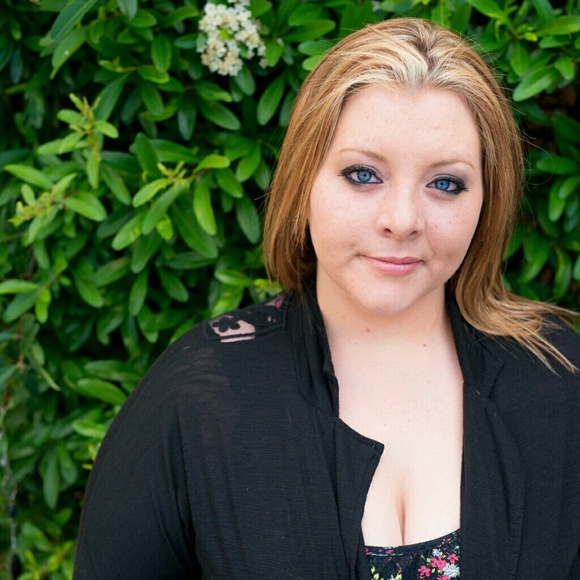 Profile Picture of Stephenie Sutton (@jinxbabie) on Poshmark