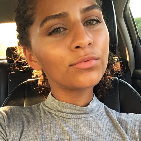 Profile Picture of Cynthia Cadenhead (@ccadenhead97) on Poshmark