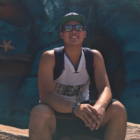 Profile Picture of Daniel Sun (@danielsun1008) on Poshmark