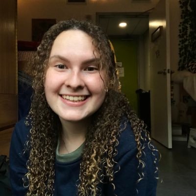 Profile Picture of Liv 🌿 (@curlyhairbiblio) on Twitter