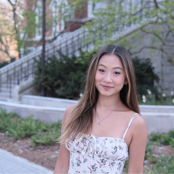 Profile Picture of Cindy Xiao (@chuhanxiao2002) on Poshmark