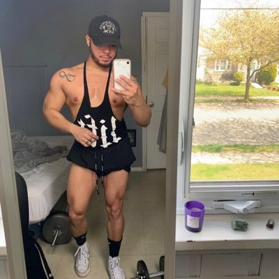 Profile Picture of Ray Guzman (@rayguzzy) on Twitter