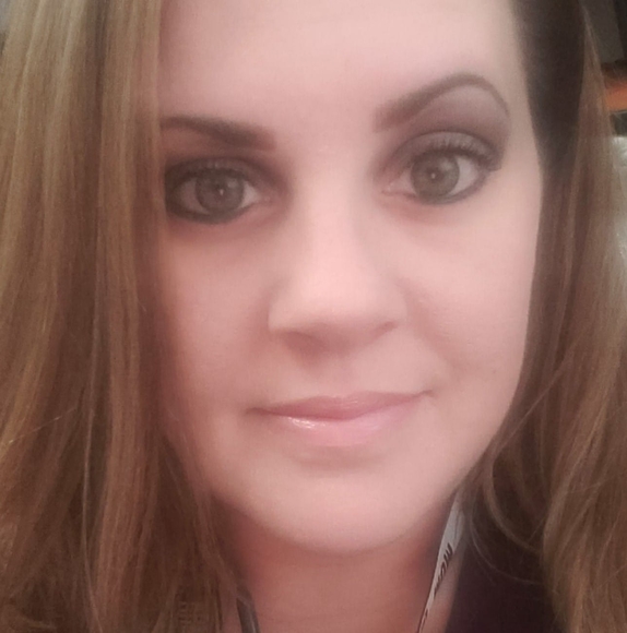 Profile Picture of Dezarae Teter (@dezaraeteter) on Poshmark