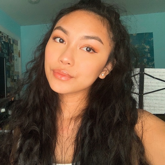 Profile Picture of Bea Caparaz (@bea0708) on Poshmark