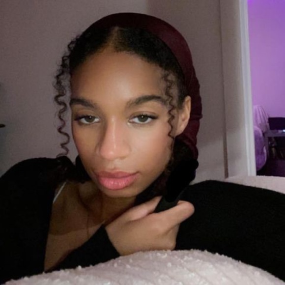 Profile Picture of Nasia Troxler (@nasiatroxler) on Poshmark