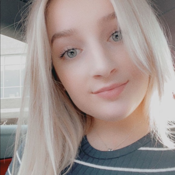 Profile Picture of Mia Heinsen (@miaheinsen) on Poshmark