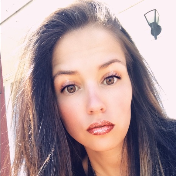 Profile Picture of Kylee Berry (@kyleeberry1991) on Poshmark