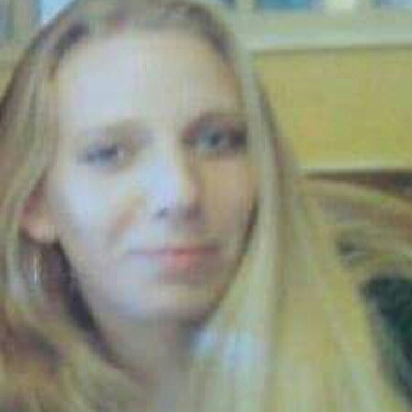 Profile Picture of Sara Edwards (@edwardssara) on Poshmark