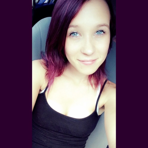 Profile Picture of Crystal Worden (@crystallee17) on Poshmark