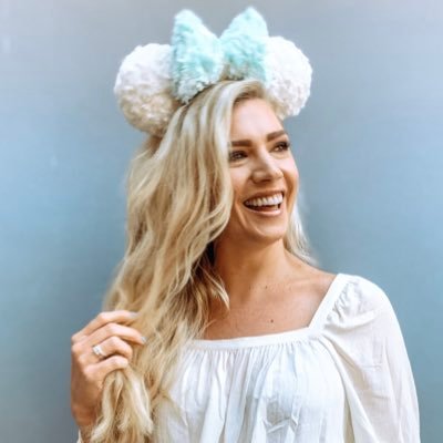 Profile Picture of Lindsay Pettit (@chasemagicdaily) on Twitter