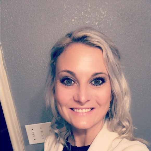 Profile Picture of Destinee Mordecai (@dest1310) on Poshmark