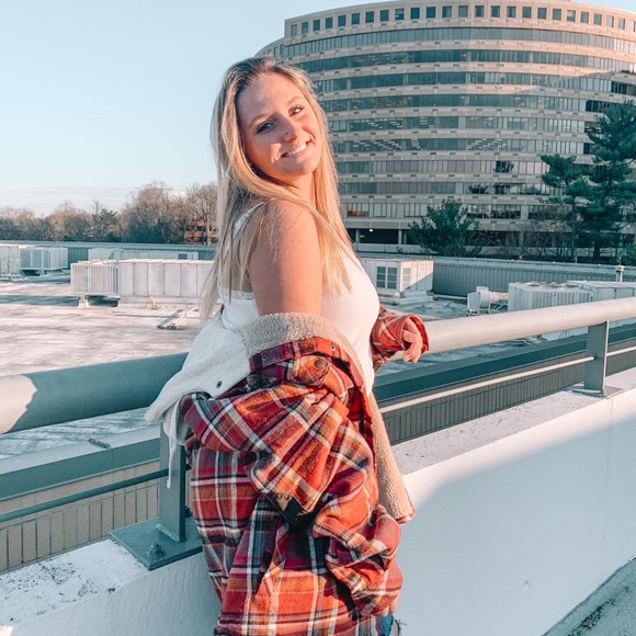 Profile Picture of Allie Applegate (@allieapplegate) on Poshmark